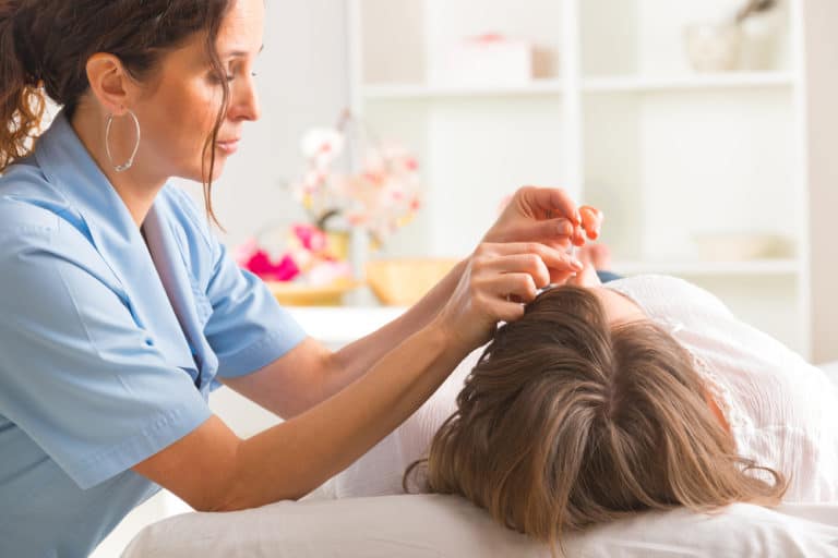acupuncturist-salary-how-to-become-job-description-best-schools