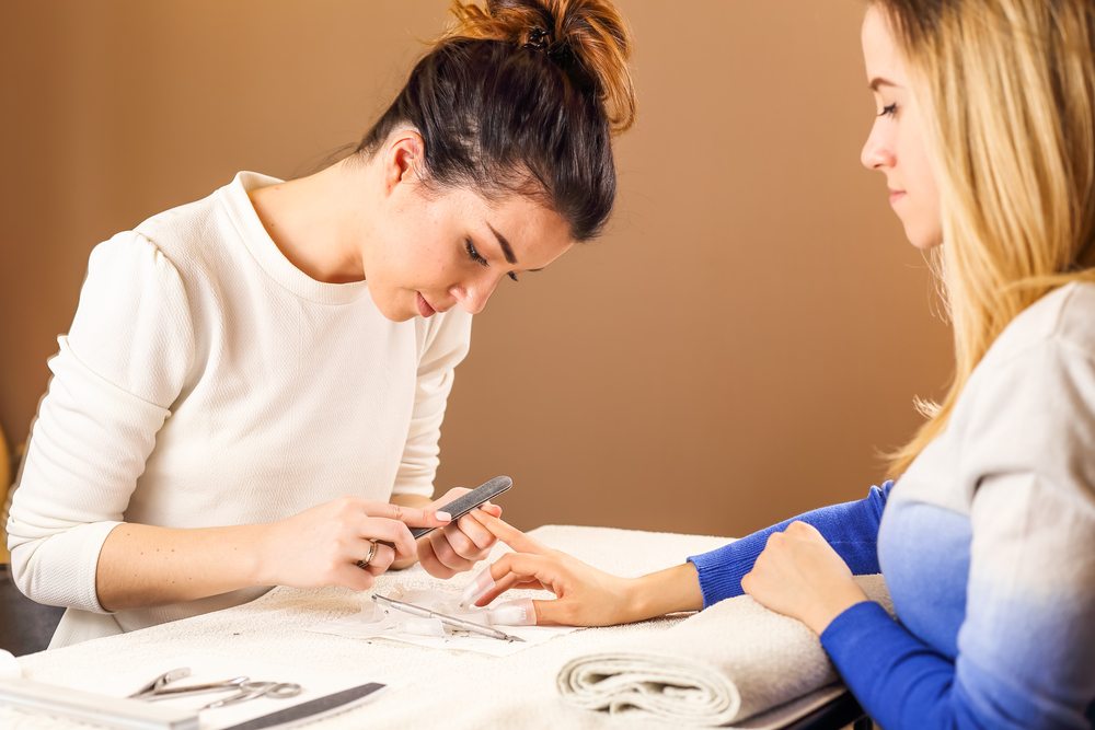 how much does a nail technician make per hour